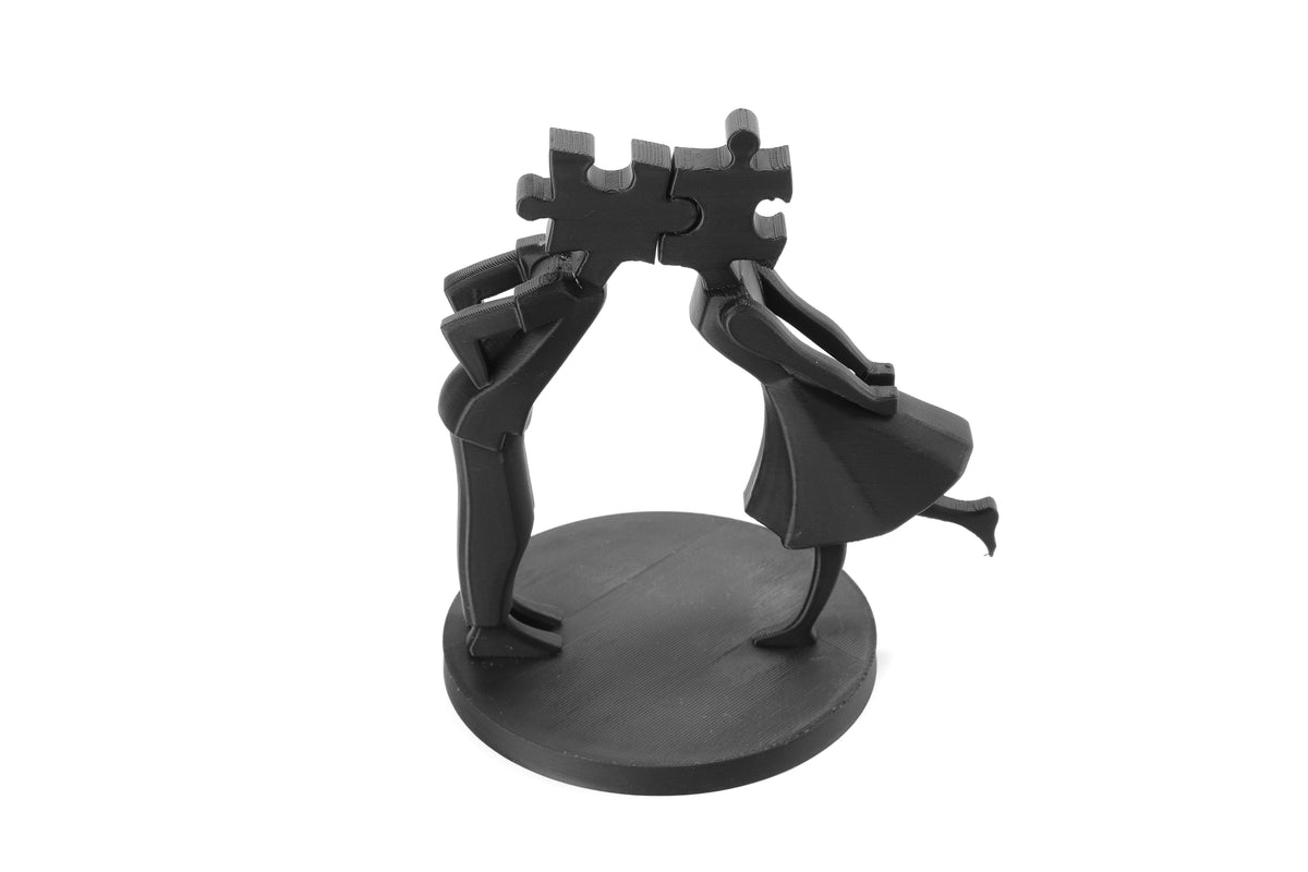 Puzzle Souls-parskulptur på en minimalistisk hylla i varma neutrala toner