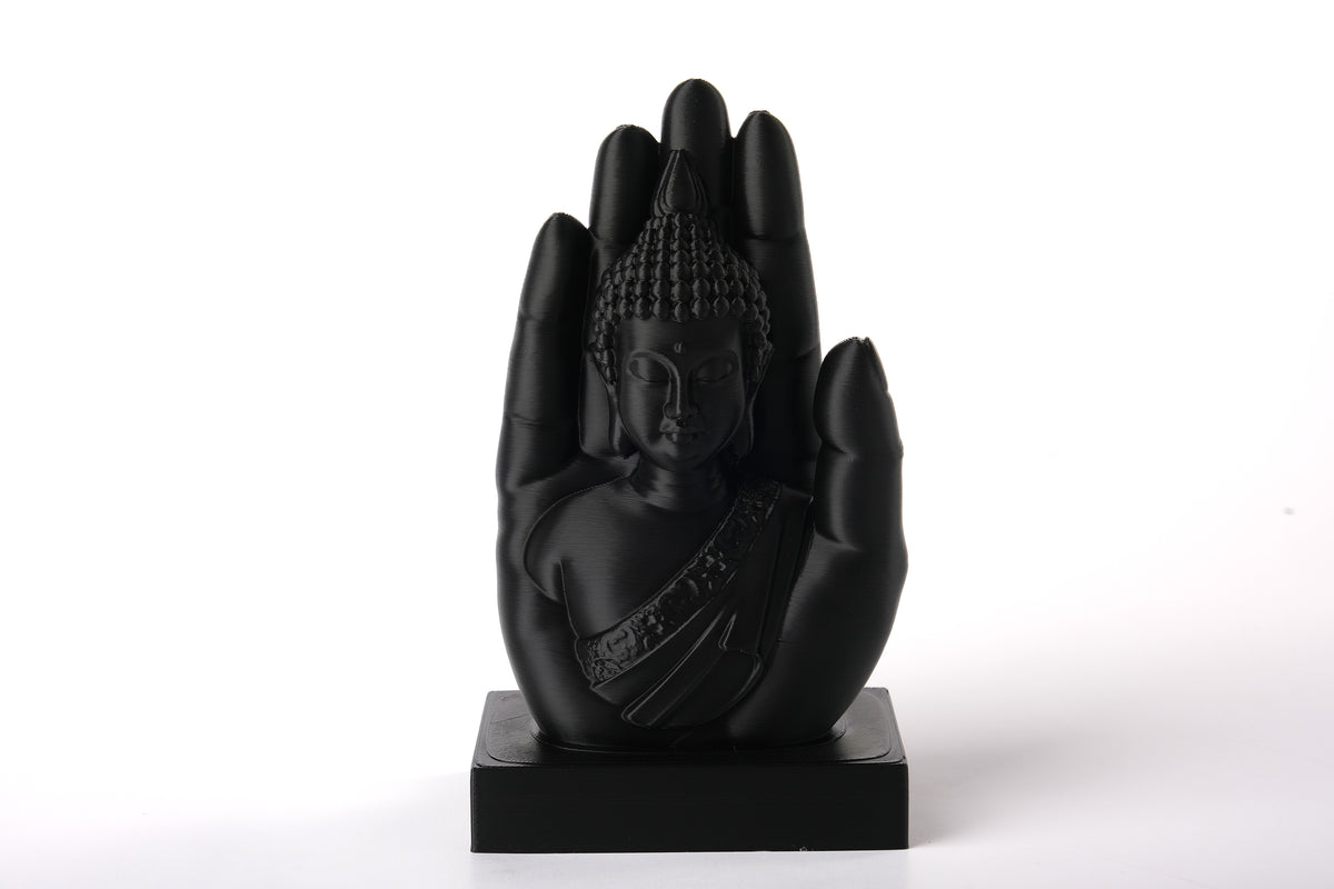 Buddhahandskulptur på en trähylla bredvid ljus och torkade växter i en lugn meditationshörna