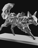 Närbild av en geometrisk rävskulptur i smygande pose med kantiga fasetter i dagsljus