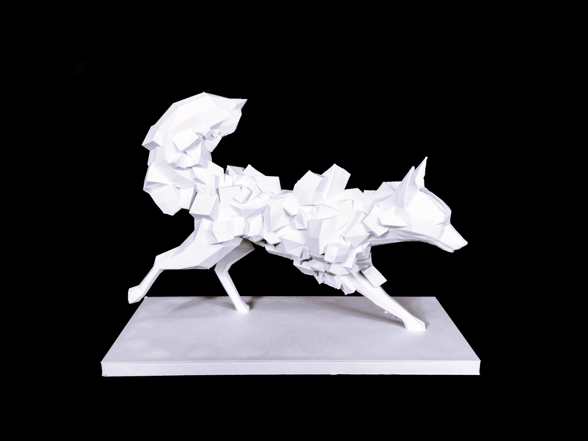 Närbild av skarpa fasetter på low poly-rävfigur