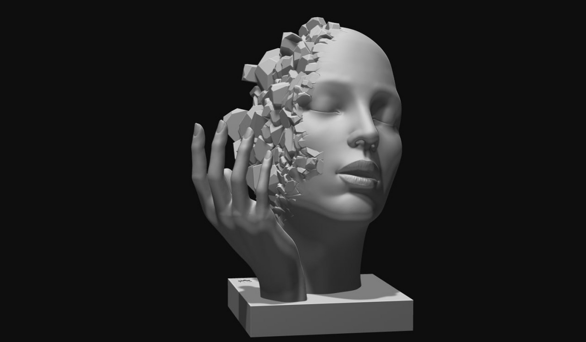 Skulpturen Shattered Serenity på en minimalistisk hylla i mjukt dagsljus