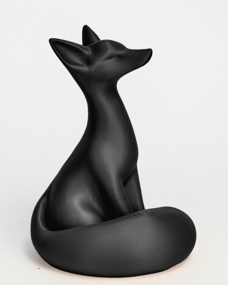 Närbild av skulpturen Nocturne Fox med minimalistisk form och matt yta