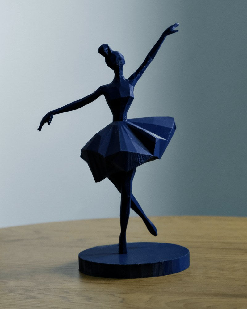 Geometrisk ballerinaskulptur i vitt med kantiga fasetter, framifrån