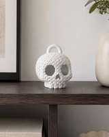 Dödskallefigur i virkad look – halloweendekoration