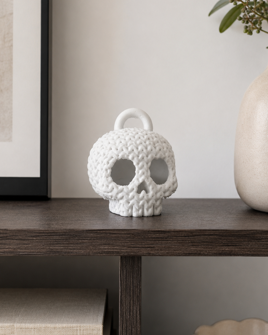 Dödskallefigur i virkad look – halloweendekoration