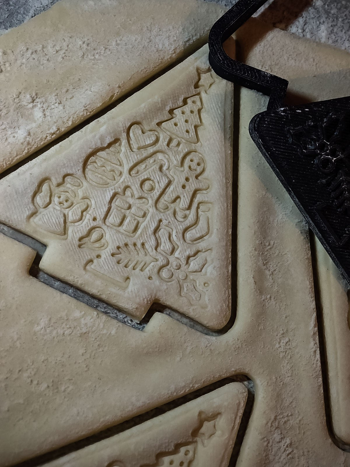 Pepparkaksform formad som en julgran, med stämpel