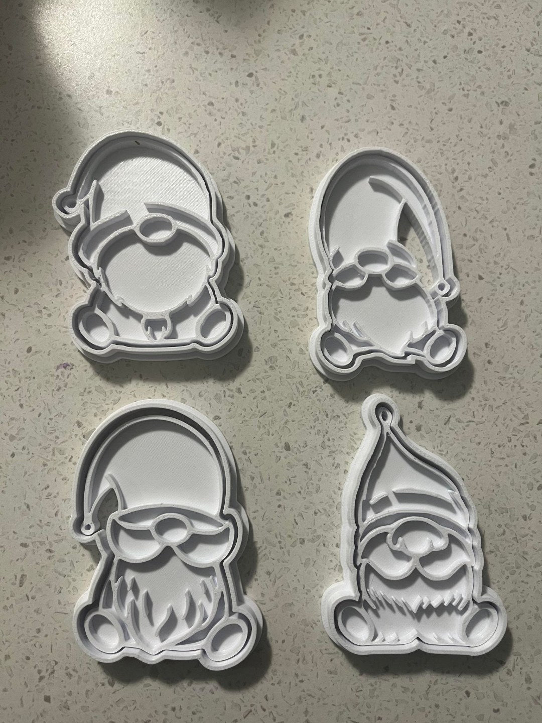 Pepparkaksformar formade som tomtar, med stämplar