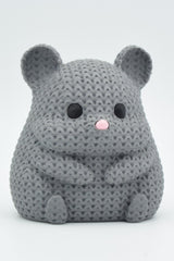 Närbild av en stickad hamster med virkad look och små runda ögon och nos