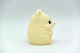 Närbild av en stickad hamster med virkad look och små runda ögon och nos
