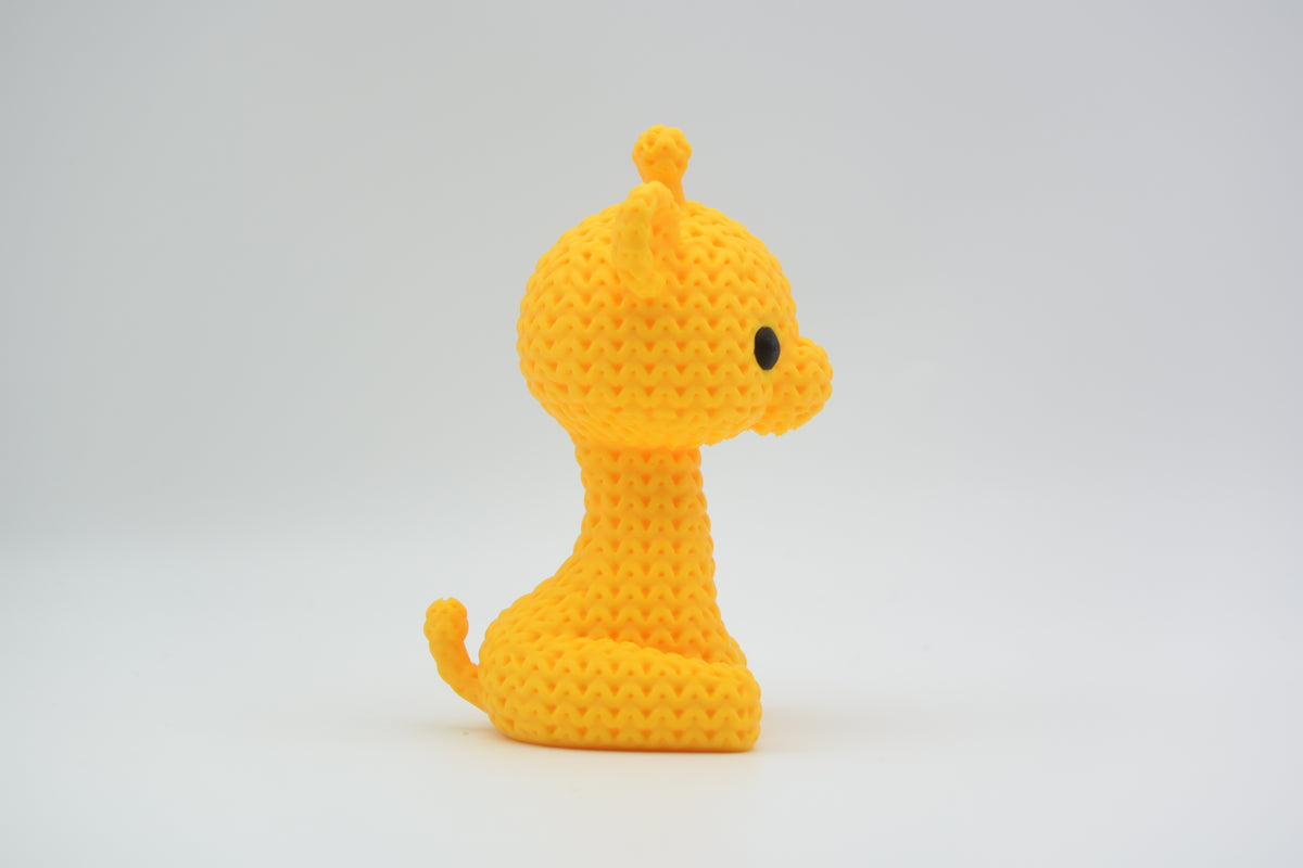 Detalj av öppen, virkad struktur på liten dekorativ girafffigur