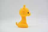 Detalj av öppen, virkad struktur på liten dekorativ girafffigur