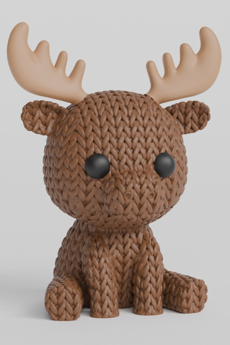 Närbild av en stickad älg med virkad look och detaljerade horn