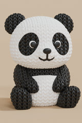 Närbild av en stickad pandafigur med svartvit virkad look