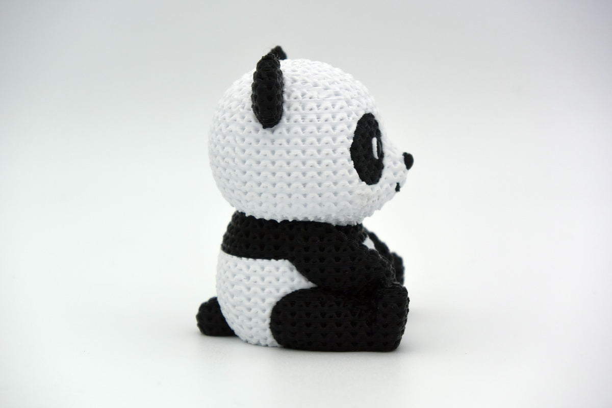 Närbild av stickad pandas maskmönster i svart och vitt