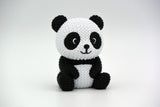 Närbild av en stickad pandafigur med svartvit virkad look