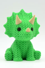 Närbild av en stickad triceratops med virkad yta och tre horn