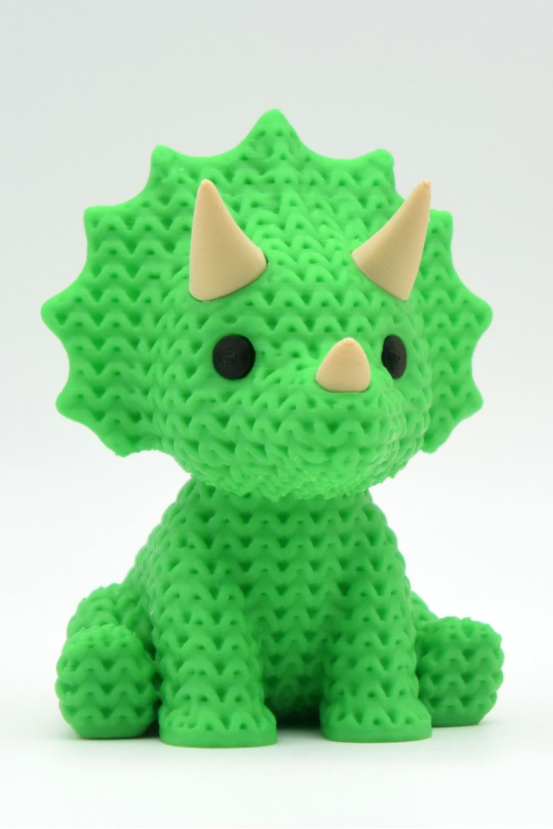 Närbild av en stickad triceratops med virkad yta och tre horn