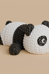 Stickad ledad pandafigur i svart och vitt med virkad look, närbild