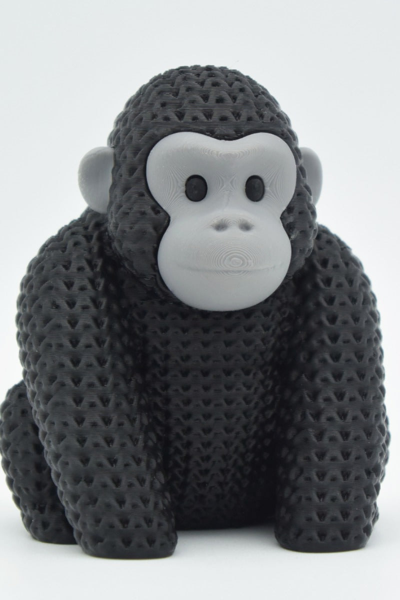 Närbild av en stickad gorillafigur med detaljerad virkad textur mot ljus bakgrund