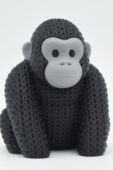 Närbild av en stickad gorillafigur med detaljerad virkad textur mot ljus bakgrund
