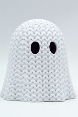 Närbild av ett stickat halloweenspöke med öppen virkad look