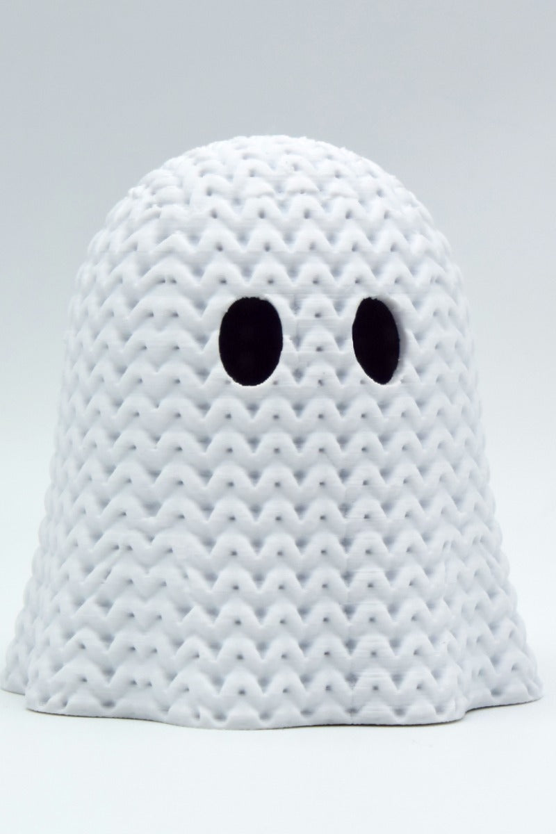 Närbild av ett stickat halloweenspöke med öppen virkad look