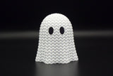 Närbild av ett stickat halloweenspöke med öppen virkad look