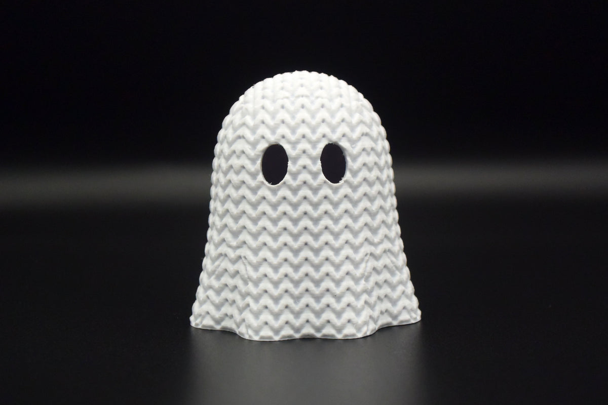 Närbild av ett stickat halloweenspöke med öppen virkad look
