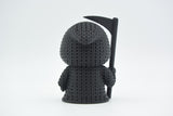Närbild av garnstruktur på stickad liemannenfigur
