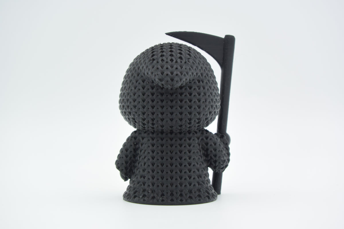 Närbild av garnstruktur på stickad liemannenfigur