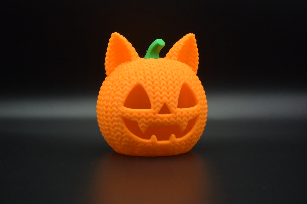 Närbild av stickmönster på virkad kattpumpa till halloween