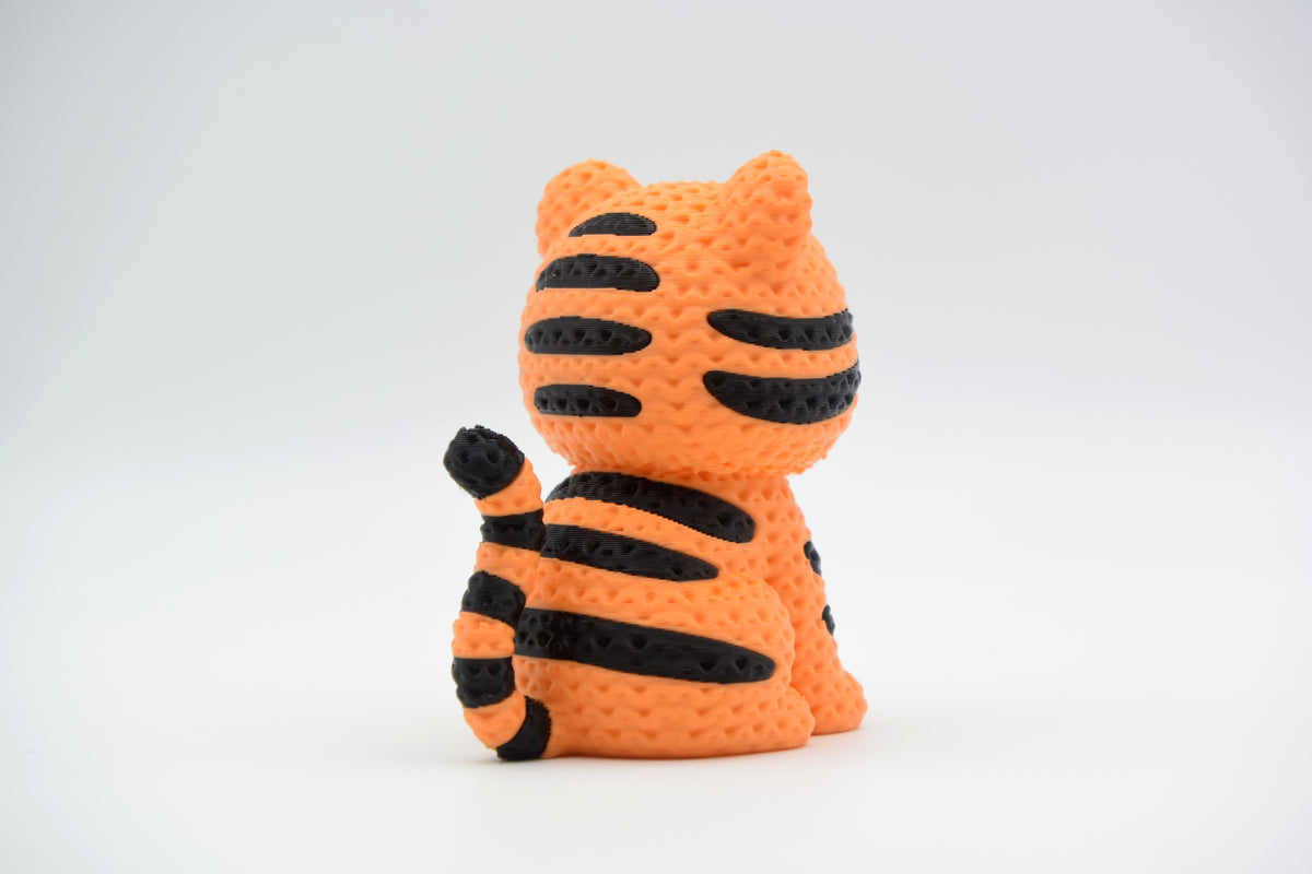 Närbild av virkad struktur på rygg och svans på dekorativ tigerfigur