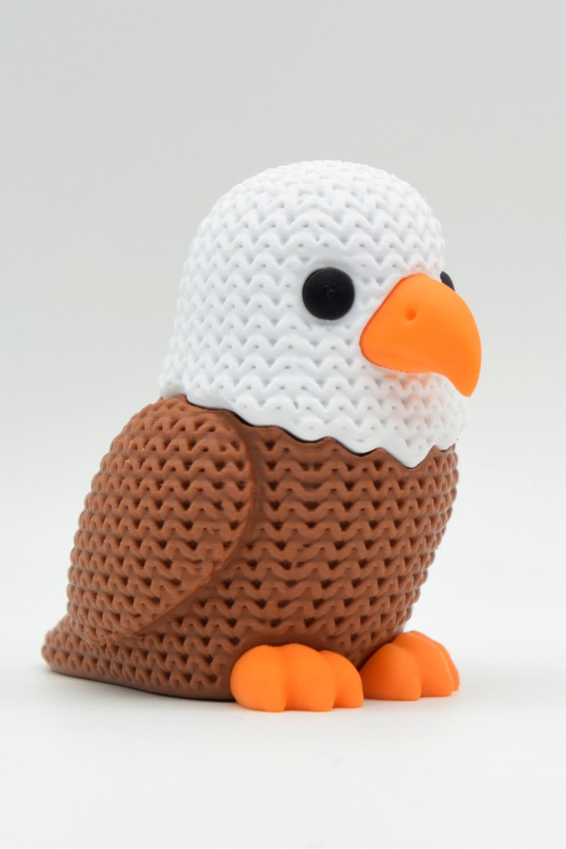 Närbild av en stickad örnfigur med virkad look och detaljerade fjädrar