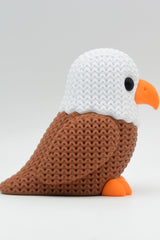 Närbild av en stickad örnfigur med virkad look och detaljerade fjädrar