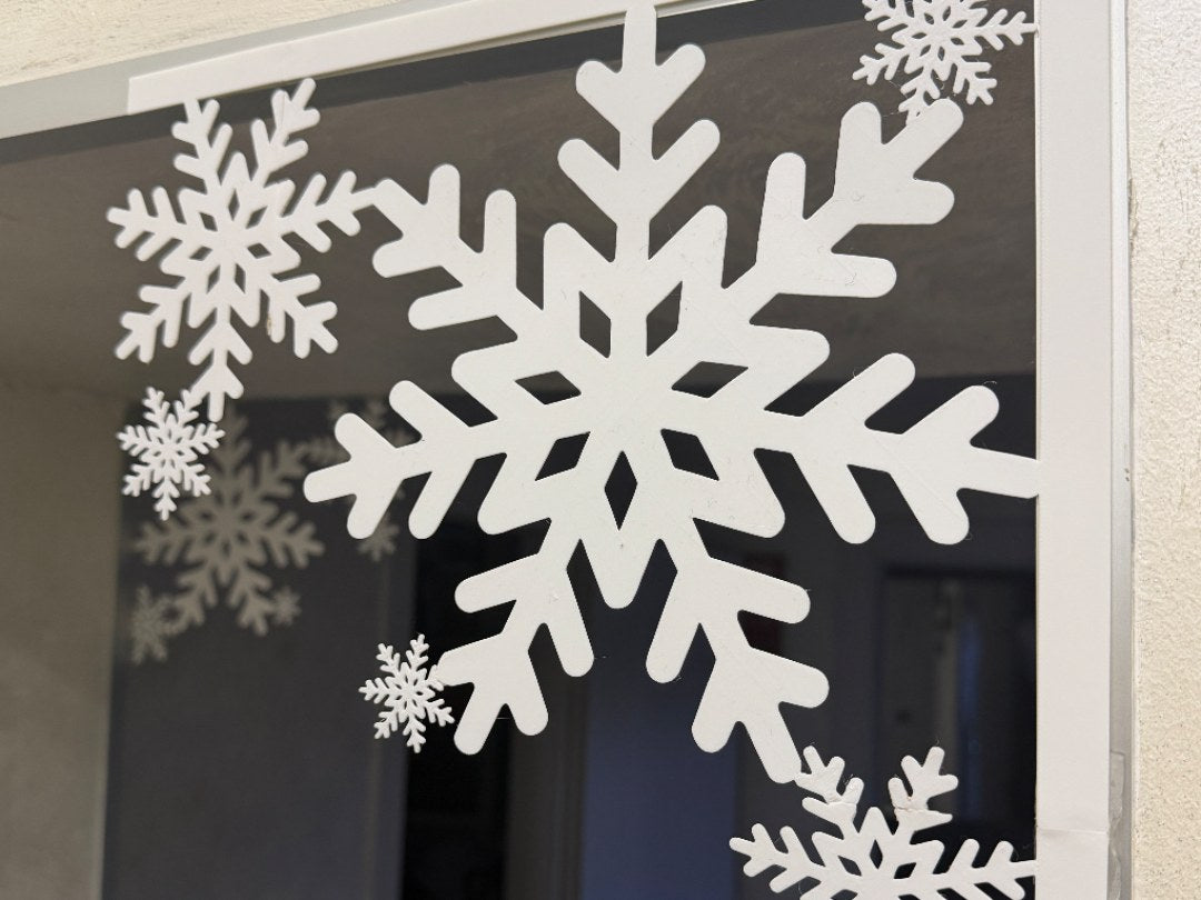 Snöflinga som juldekoration till dörr och fönster
