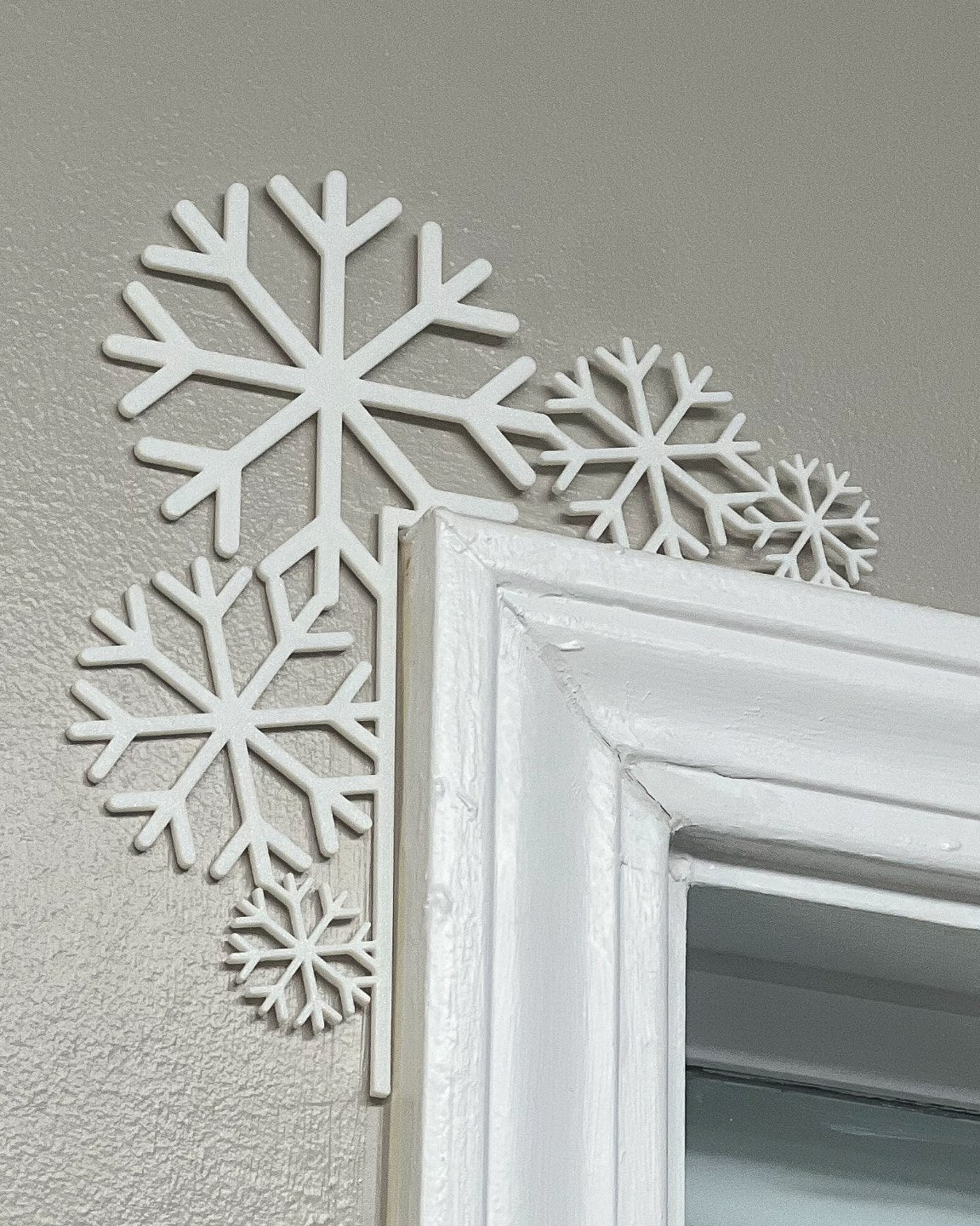 Snöflingor till dörrkarmen – juldekoration till dörren