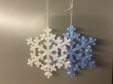Snöflinga som julgransprydnad med hål för krok