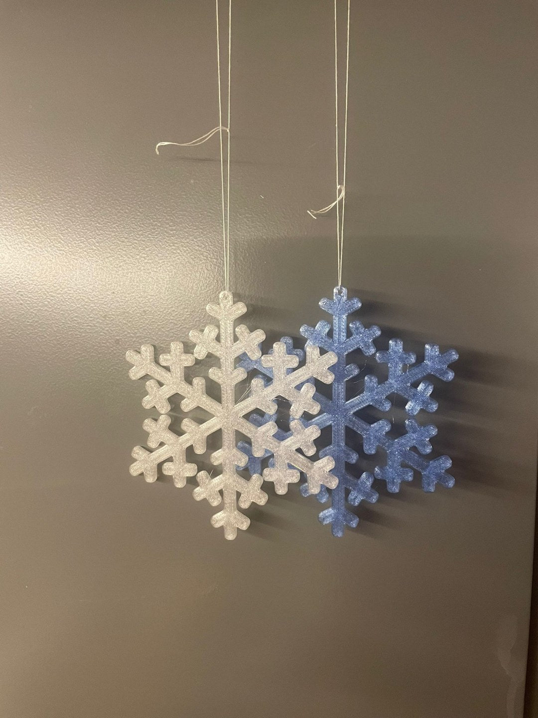 Snöflinga som julgransprydnad med hål för krok