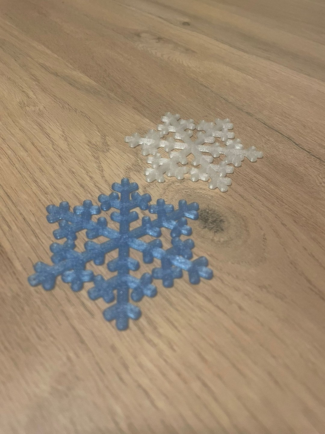 Snöflinga som julgransprydnad med hål för krok