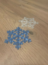 Snöflinga som julgransprydnad med hål för krok