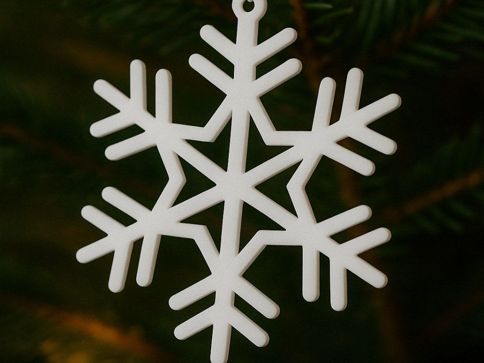 Detaljerad snöflinga med upphängningshål