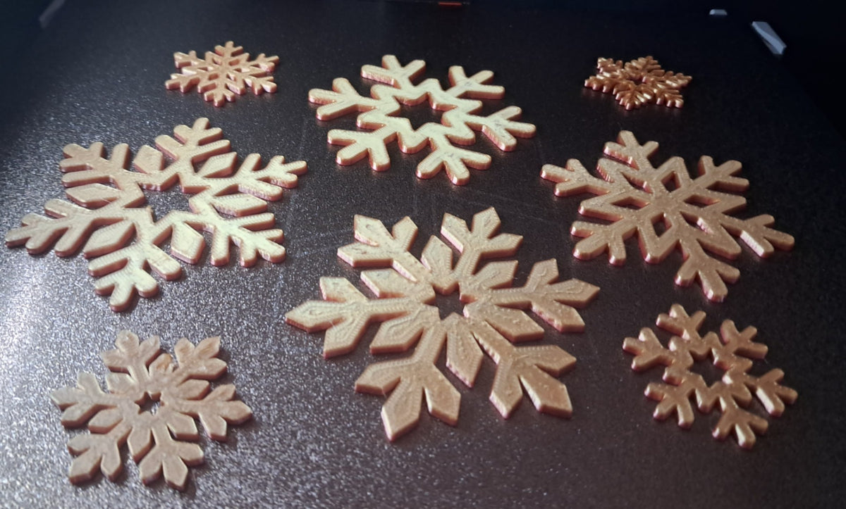 Snöflingor till fönstret och julgranen