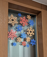 Snöflingor till fönstret och julgranen