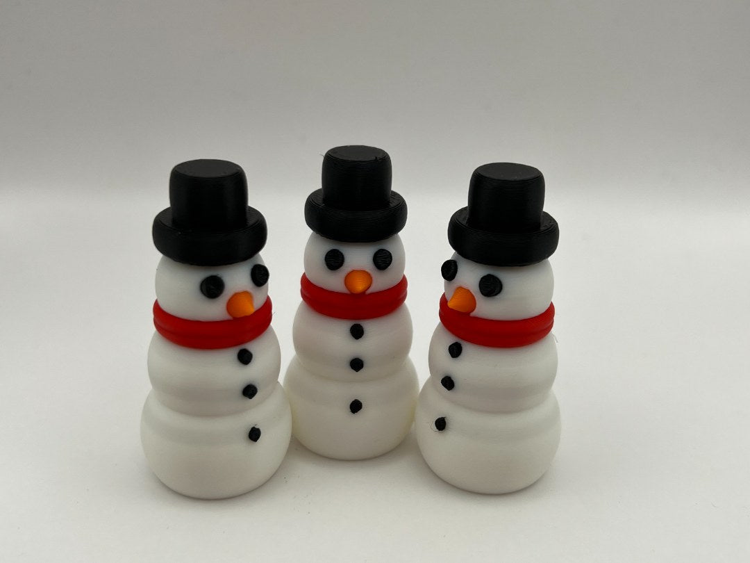 Liten snögubbsfigur i flera färger
