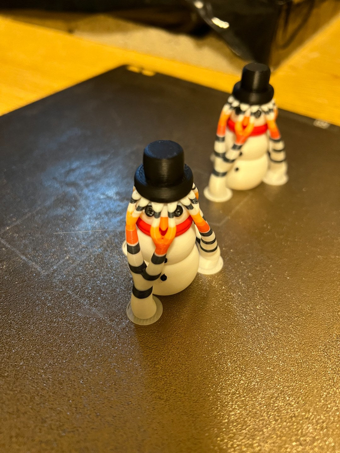 Liten snögubbsfigur i flera färger