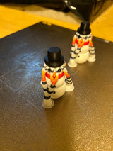Liten snögubbsfigur i flera färger