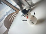 Snögubbsfigur i flera färger – juldekoration