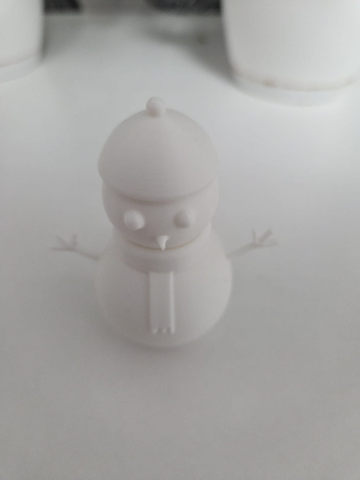 Minimalistisk snögubbsfigur med leende