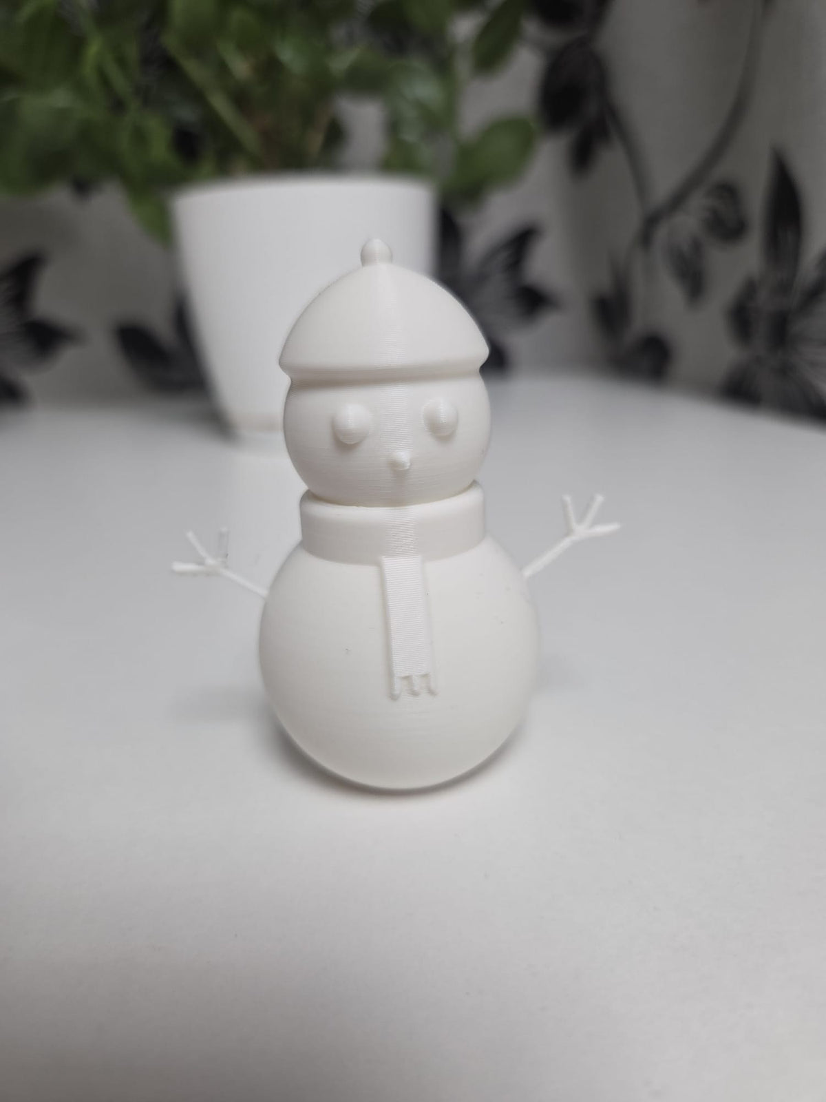 Minimalistisk snögubbsfigur med leende