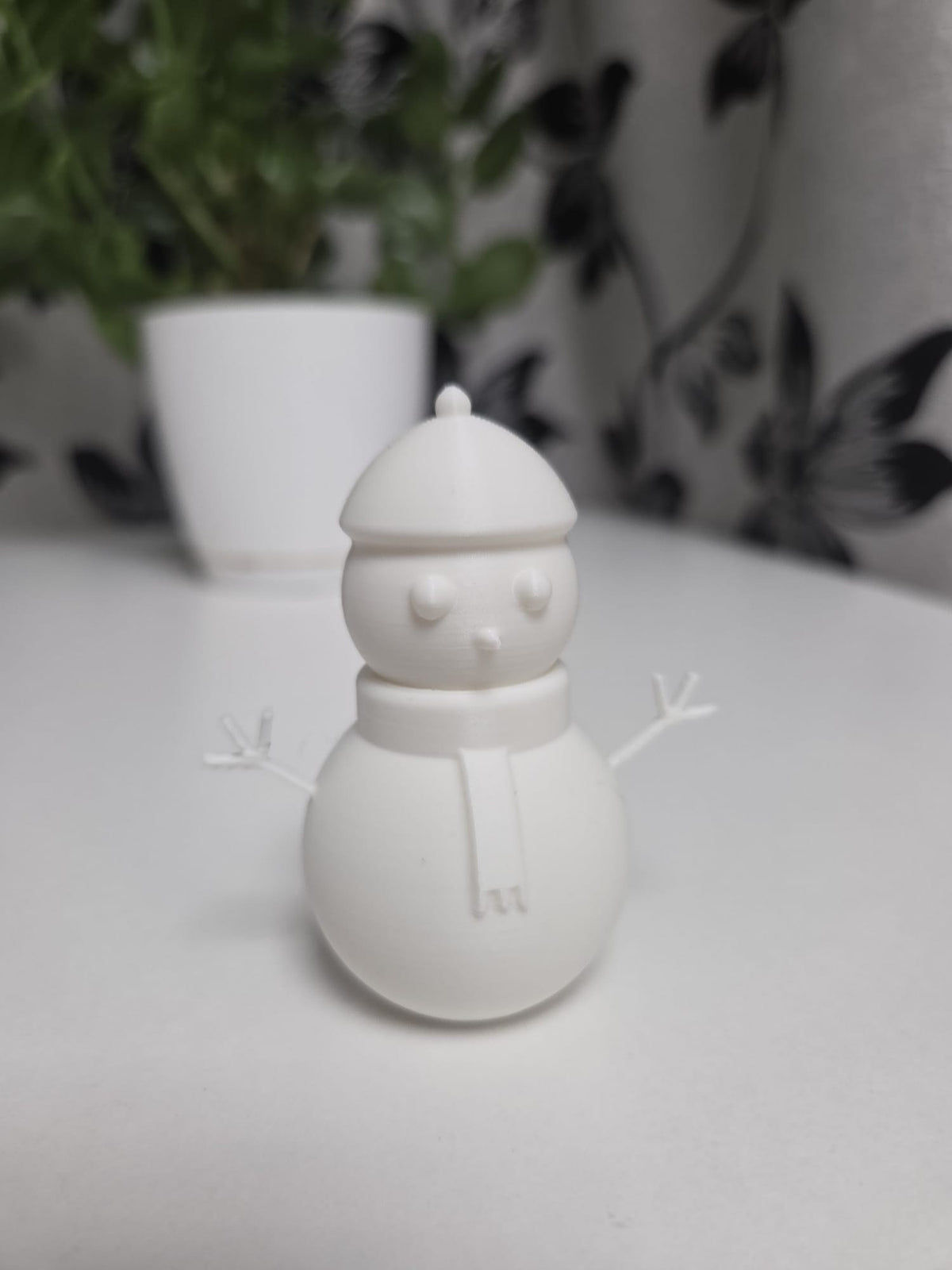 Minimalistisk snögubbsfigur med leende